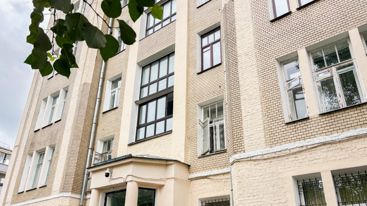 В трех жилых домах, известных своими знаменитыми жителями, произведут замену всего лифтового оборудования