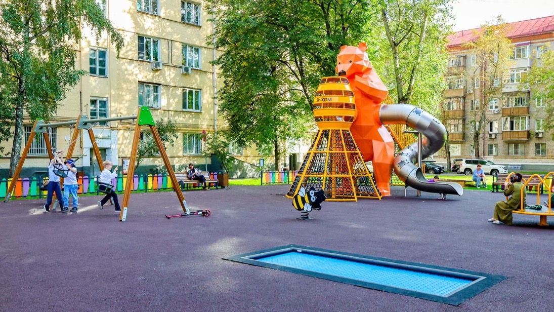 Тематические детские площадки обновили на юге Москвы
