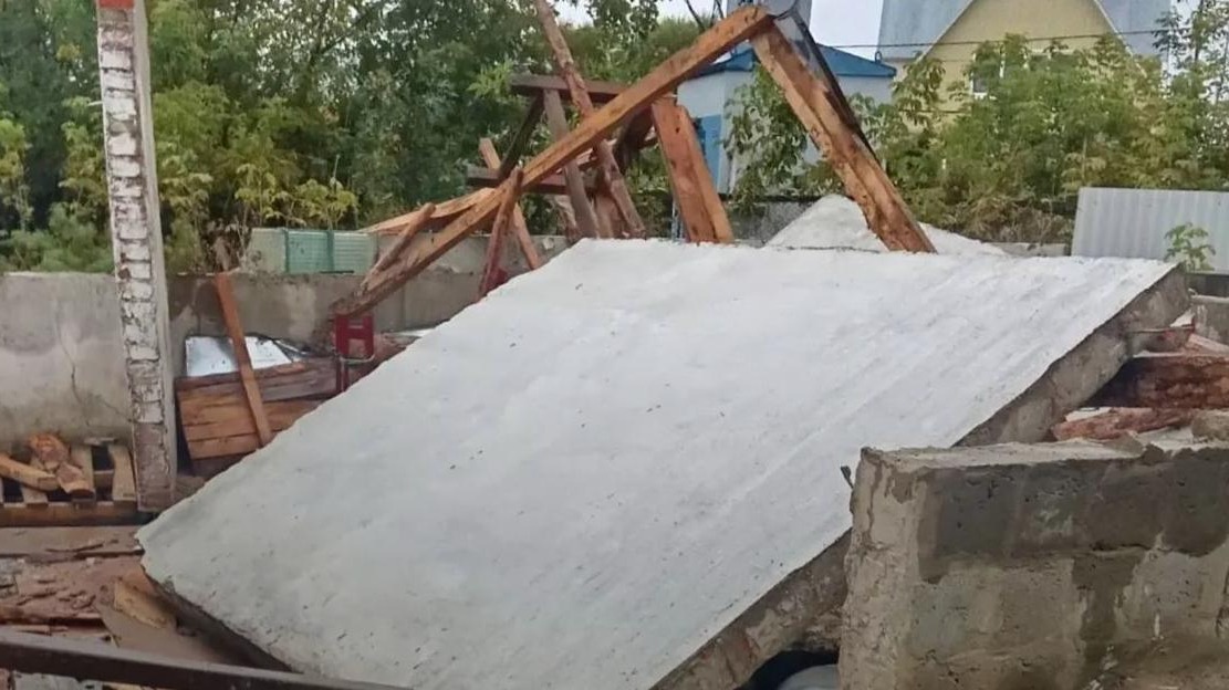 Двоих мужчин придавило плитой в Саратовской области, один погиб