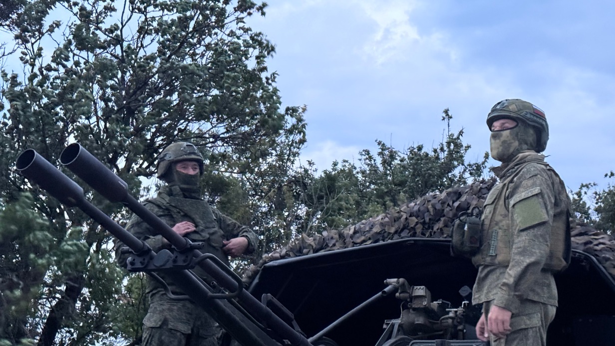 Стрелок «Амур» (слева) и наводчик «Хабиб» расчета ЗУ-23 на боевом дежурстве