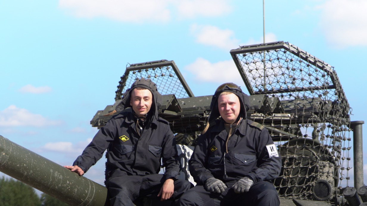 Военнослужащие учебной танковой части Александр Большухин и Александр Макаров