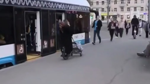 «Бабушку» на моноколесе с сумкой-тележкой заметили на улицах Москвы