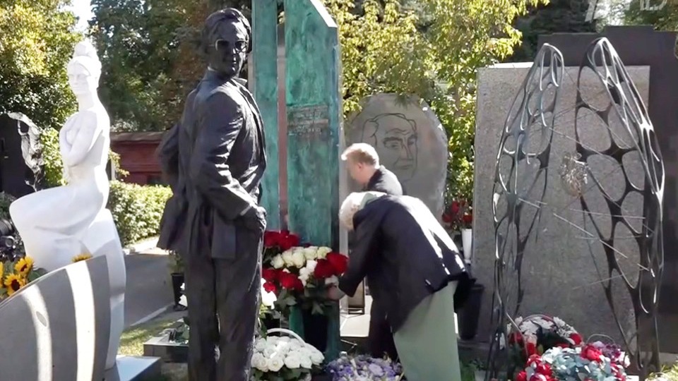 Памятник диктору Игорю Кириллову открыли на Новодевичьем кладбище спустя пять лет после смерти