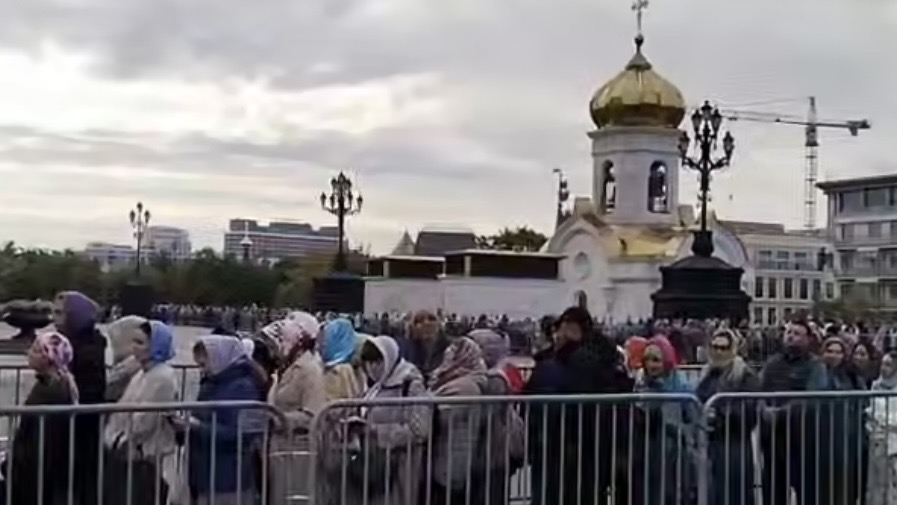 Тысячи верующих выстроились в очередь к мощам святого Спиридона в Москве
