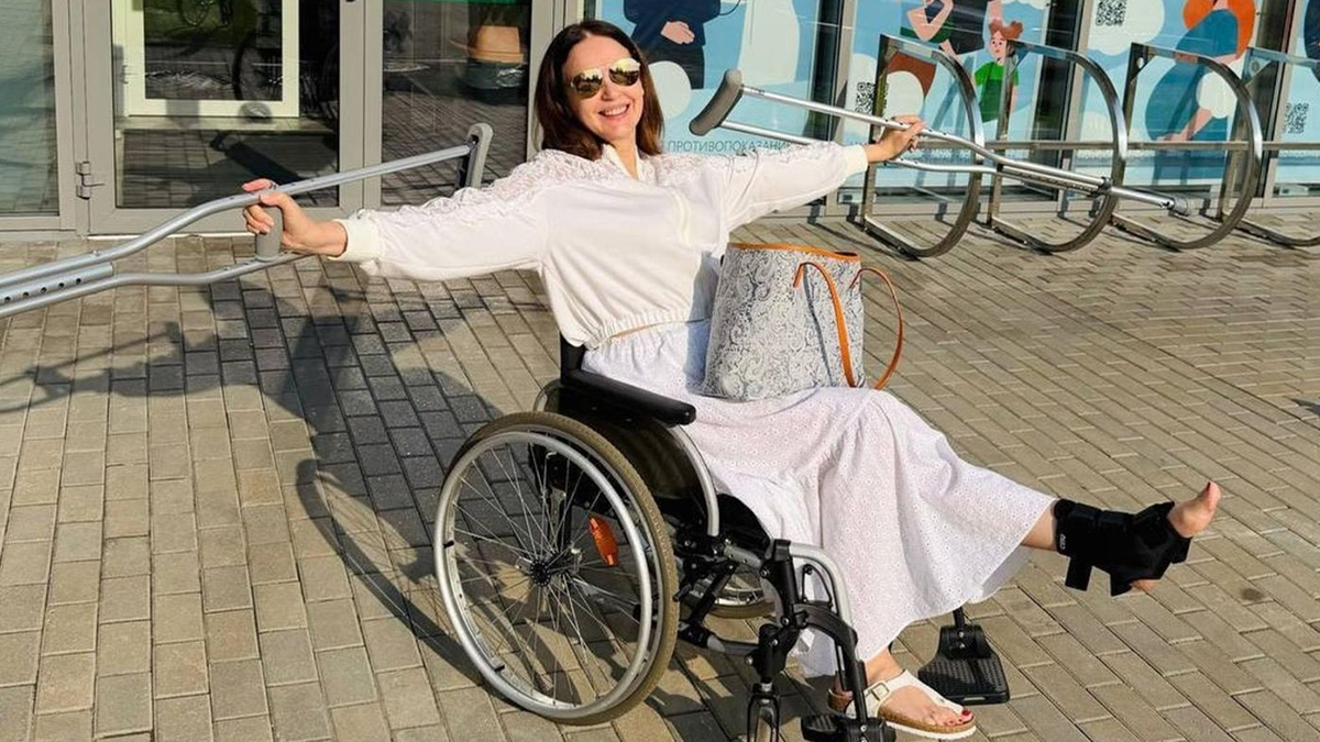 Актриса Ирина Безрукова впервые за 20 лет взяла больничный из-за сломанной ноги
