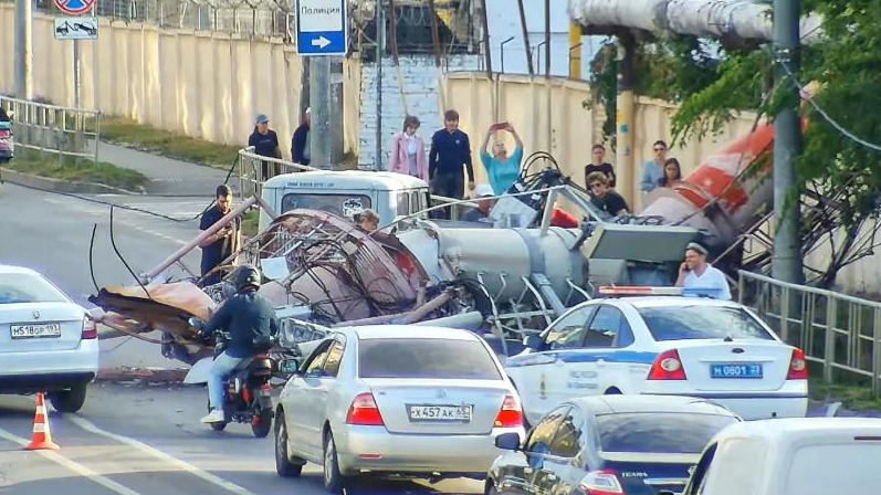 Труба котельной рухнула на проезжую часть улицы в Краснодаре, перекрыв движение