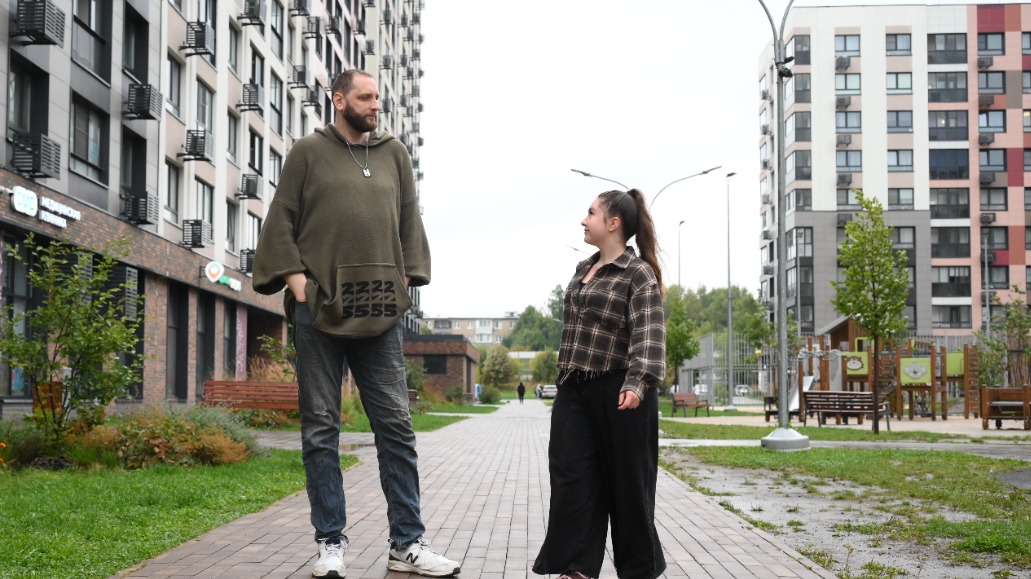 Самый высокий человек России — москвич Сергей Ильин (225 сантиметров!) — говорит, что не испытывает никаких трудностей из-за своего роста, ну разве что обувь подобрать бывает сложно...