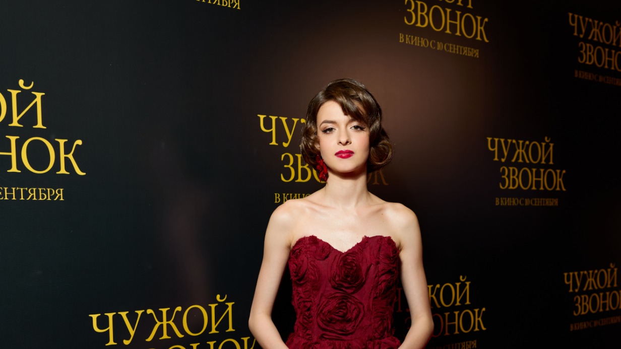 Актриса Аля Майер, исполнившая главную женскую роль школьницы Наташи, на премьере фильма «Чужой звонок» блистала во всей красе