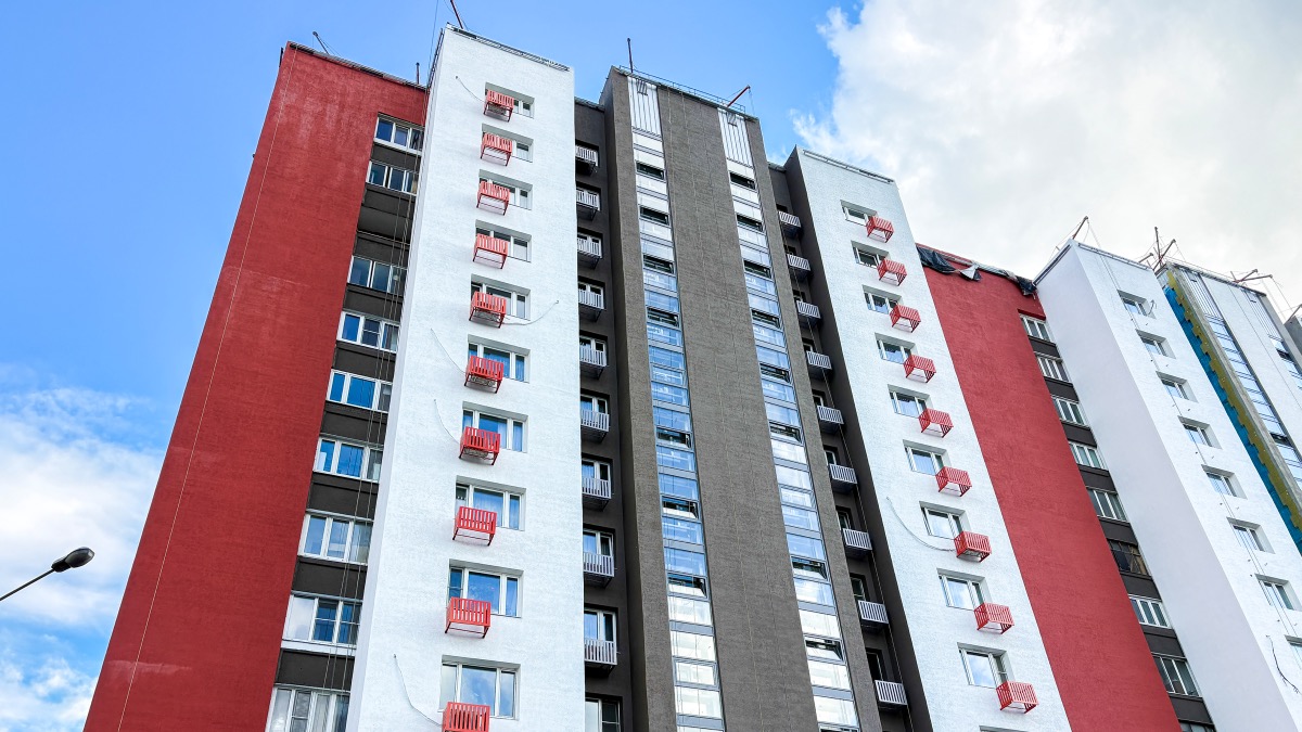 На западе столицы в жилом доме на Можайском шоссе проходит капитальный ремонт 14-этажного дома по современной технологии с масштабной модернизацией