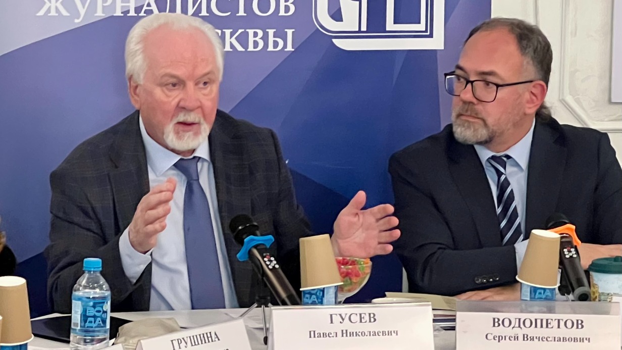 Председатель СЖ Москвы Павел Гусев и ведущий круглого стола Сергей Водопетов. Фото 15 сентября 2026 года
