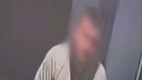 СК показал, как подозреваемый в убийстве модели Божук выносит ее останки из дома