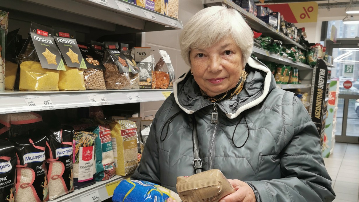 Москвичка Мария Иваницкая выбирает рис в магазине
