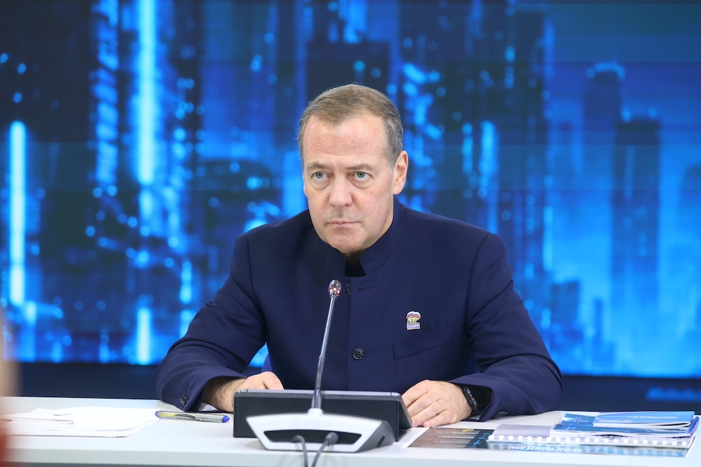 Оборонные технологии внедряются в разы быстрее гражданских, заявил Дмитрий Медведев