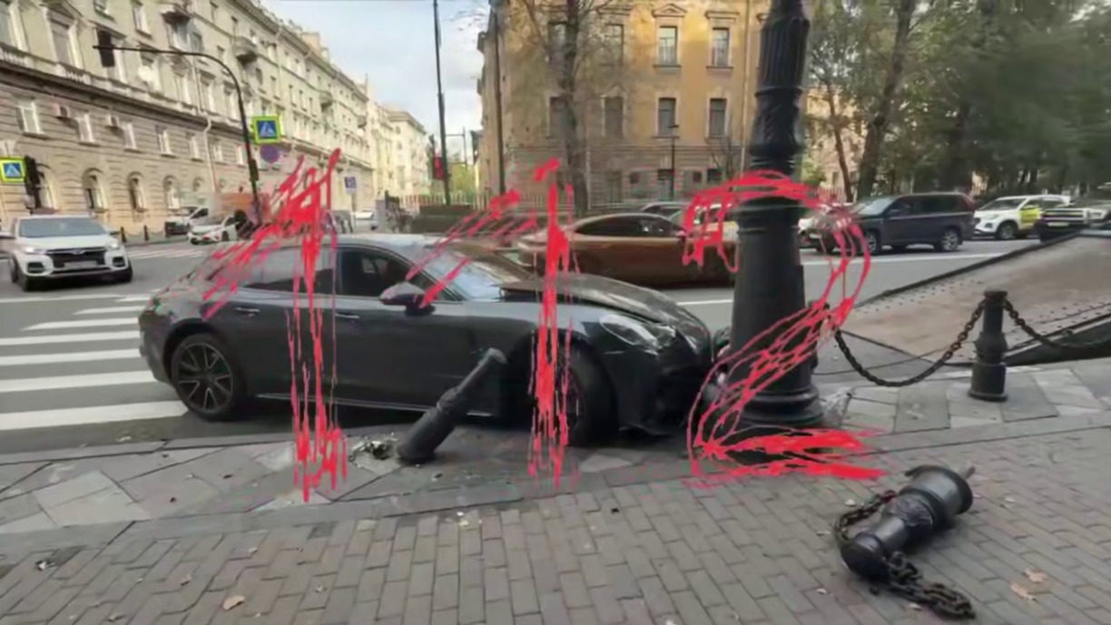 «112»: Porsche жены миллиардера Войтенкова врезался в столб в центре Петербурга