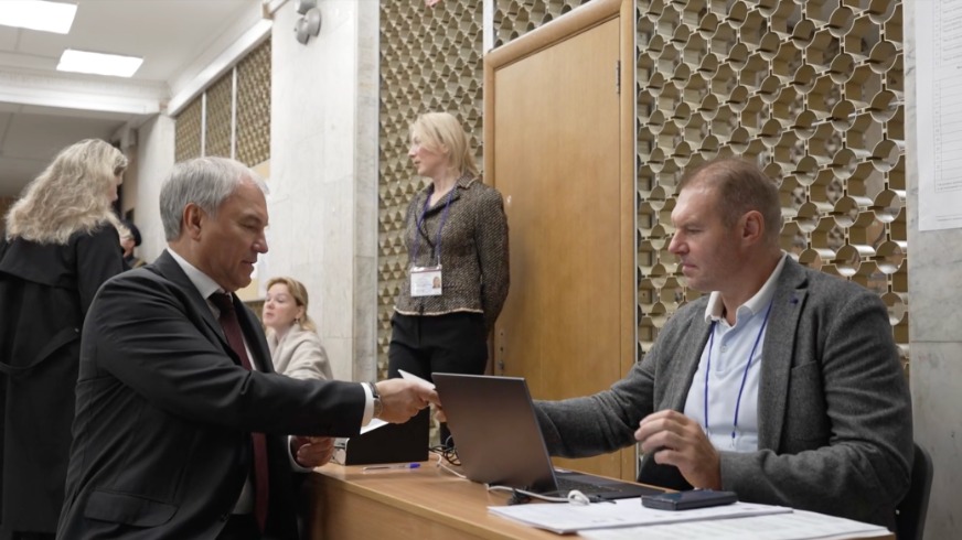 Володин проголосовал на выборах депутатов Госдумы на избирательном участке