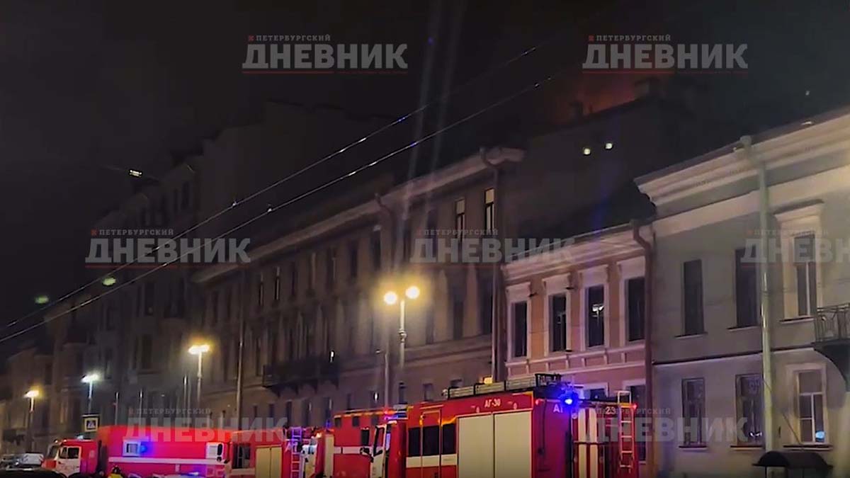 Крупный пожар произошел в здании журфака СПбГУ