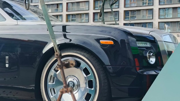 Rolls-Royce Phantom и Mercedes-AMG G63 эвакуировали за неуплату штрафов в Москве