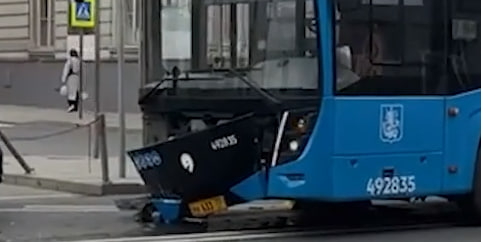 ДТП с участием автобуса на улице Воздвиженке в Москве 18 сентября