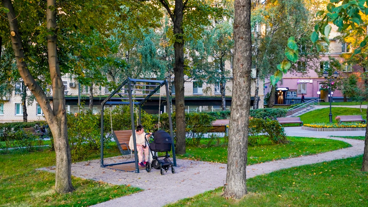 Спортивные площадки и новые прогулочные маршруты обустроили в сквере на западе Москвы