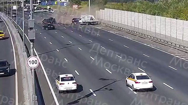 Двое погибли в крупной аварии: появилось видео смертельного ДТП на МКАД