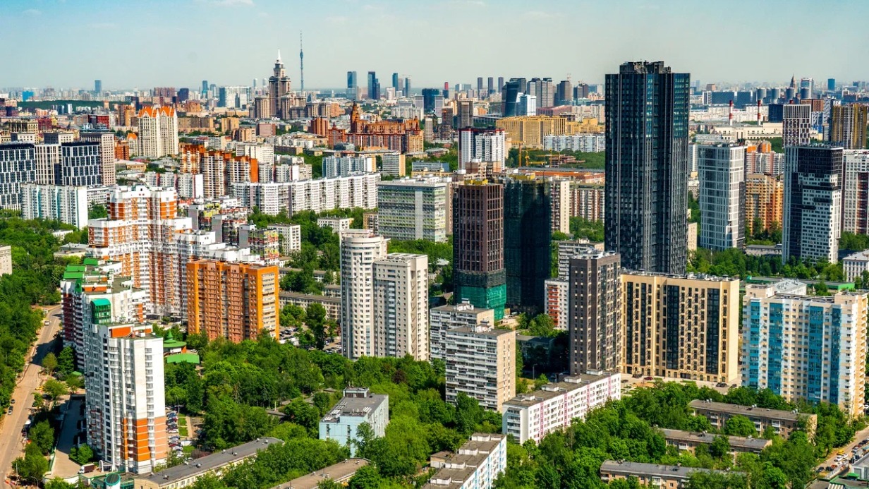 Более 560 крыш жилых домов капитально отремонтировали в Москве в этом году