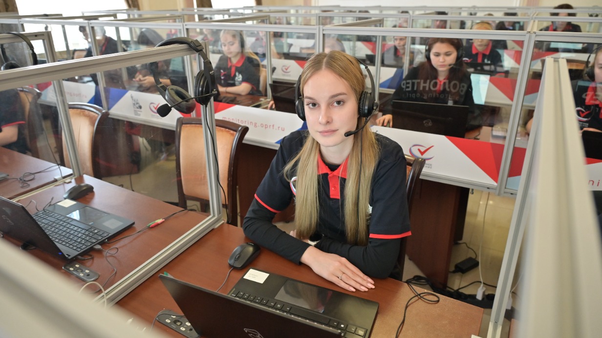 20 сентября. Волонтер ситуационного центра ОП РФ Катерина Барынкина за работой