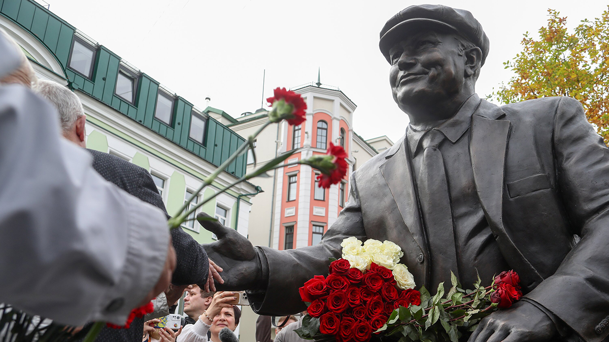 Памятник Юрию Лужкову открыли в Москве в день его 90-летия