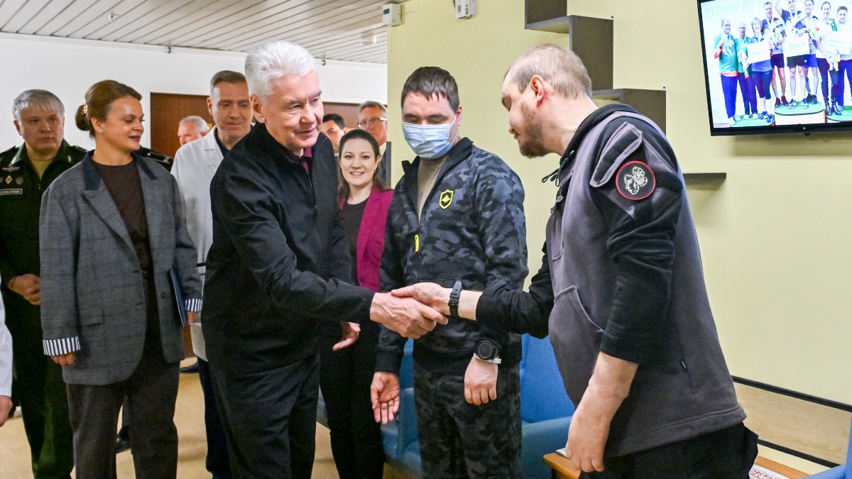 18 сентября. Мэр Москвы Сергей Собянин посетил Госпиталь ветеранов войн № 3 и пообщался с бойцами, проходящими лечение и реабилитацию. Статс-секретарь — заместитель министра обороны РФ Анна Цивилёва оценила большой вклад Москвы в вопросах поддержки участников и ветеранов спецоперации