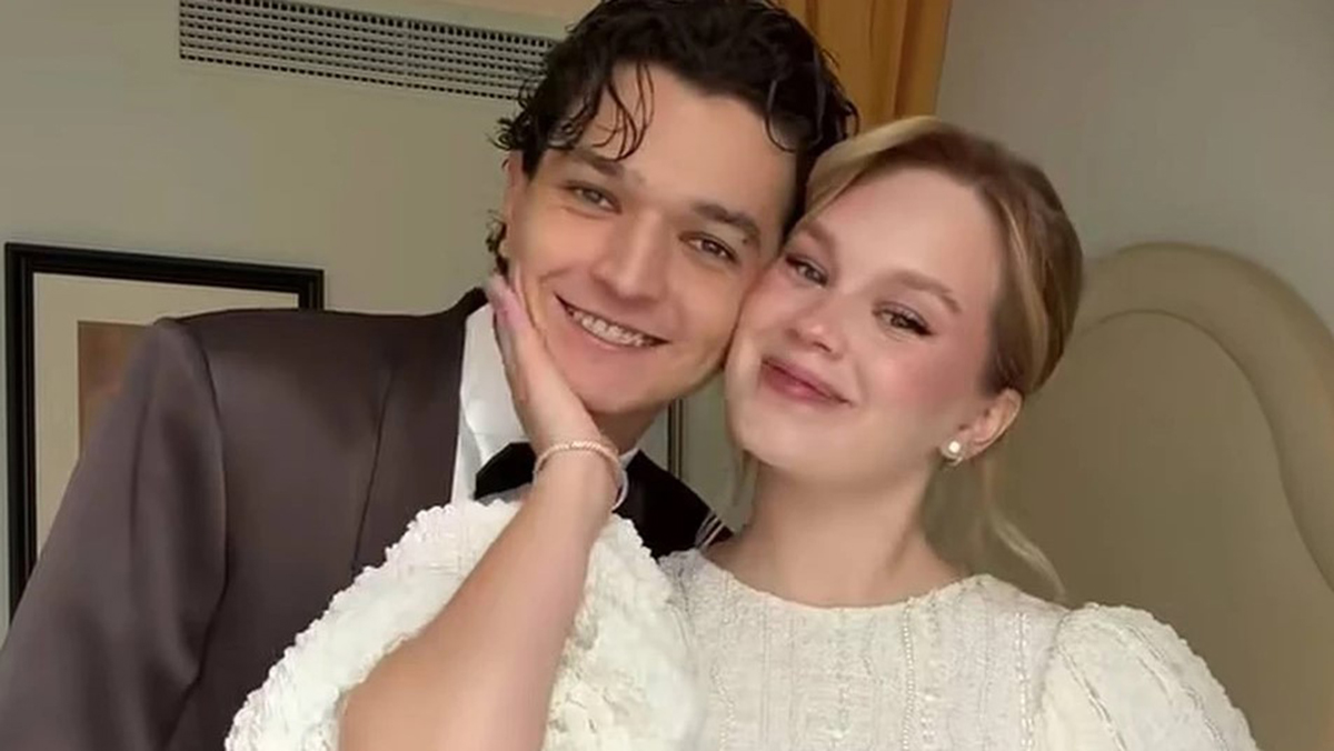 От случайного эфира в TikTok до свадебного бала: история любви певца Акмаля и Александры Куртовой