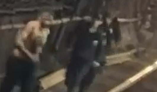 Мужчина убегает от полиции в тоннеле метро