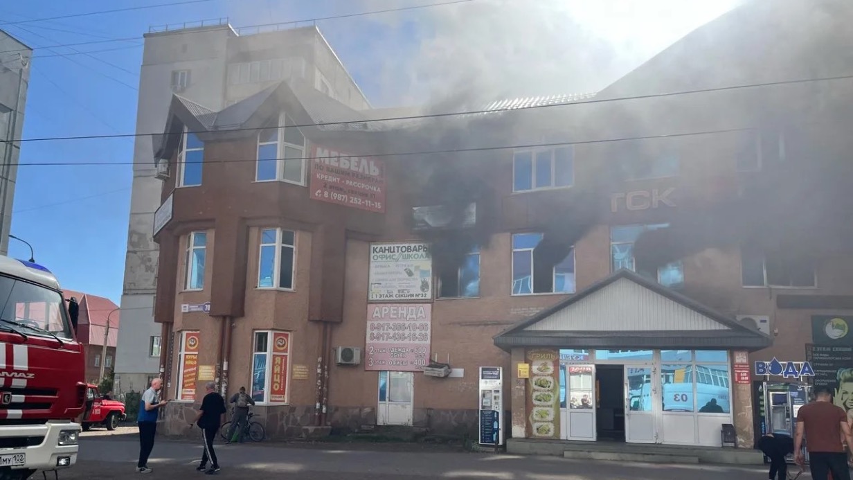 Три человека погибли при пожаре в торговом центре в Стерлитамаке