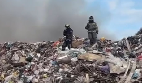 Спасатели тушат пожар