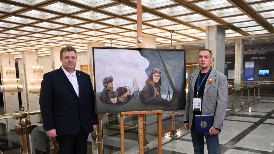 Художник, член-корреспондент РАХ Сергей Борисов передает картину «Полет в вечность» хранителю музейных предметов Александру Глазьеву