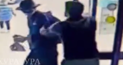 Мужчина с пистолетом пытался ограбить магазин в Москве: видео