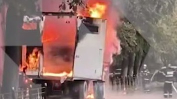 Грузовик загорелся около дома на улице Окружной проезд в Москве: фото