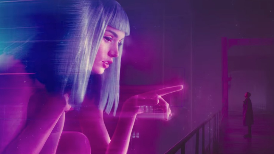 Кадр из фильма «Бегущий по лезвию 2049». Актриса Ана де Армас в роли голограммы Джой. Фильм ставит вопрос: если ИИ ведет себя как чувствующее существо, подстраивается под эмоции людей и хочет выйти за пределы своих алгоритмов, став «настоящим», — можно ли это считать признаком самосознания?