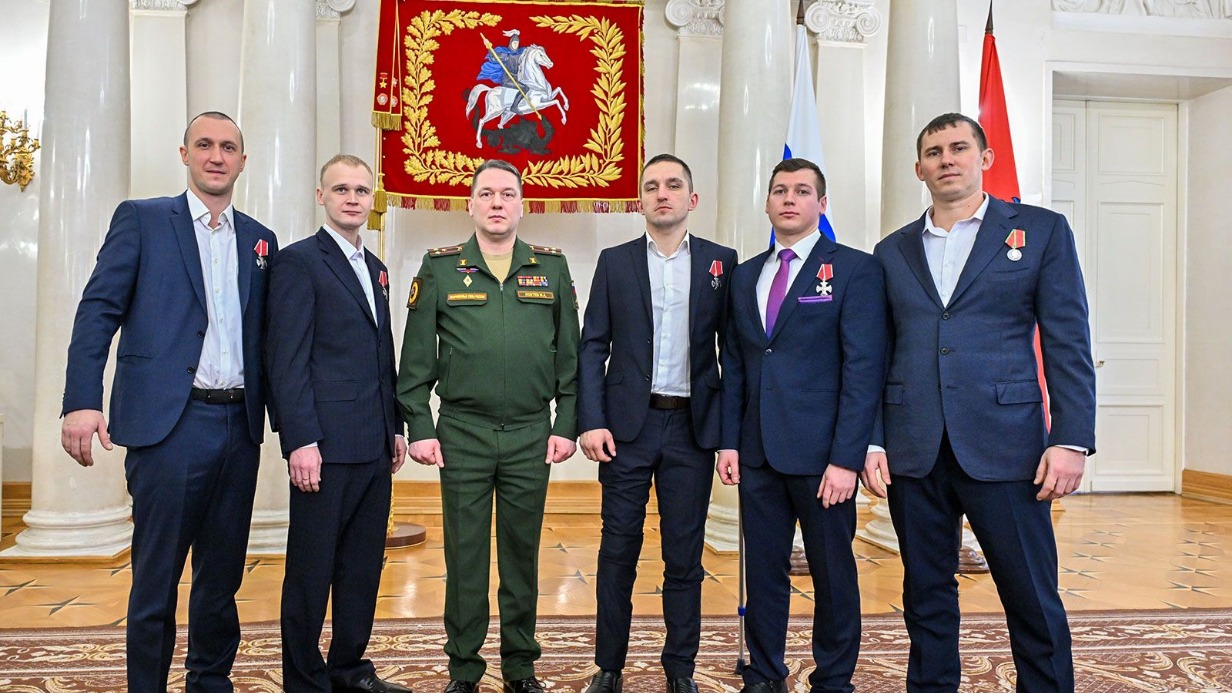Дмитрий Евграфов, Игорь Смекалин, Григорий Молодых, Алексей Выборнов и Михаил Васькин с военкомом Москвы Максимом Локтевым на награждении в мэрии