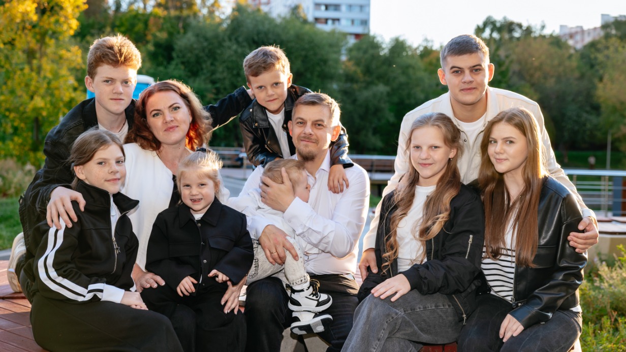 Маргарита и Павел Фадеичевы с детьми (в верхнем ряду слева направо) Никитой, Вовой, Сашей (в нижнем ряду слева направо), Викой, Марусей, Мишей, Лизой, Дашей