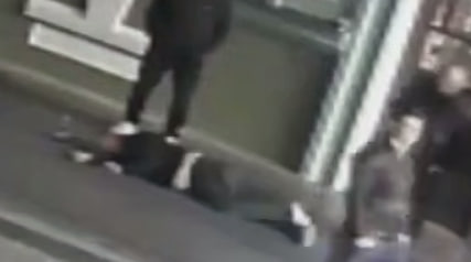 Мужчину избили около бара на Тверской улице в Москве: видео