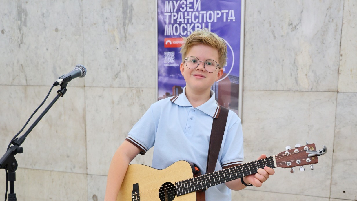 13-летний музыкант Вова Сорокин на станции «Китай-город»