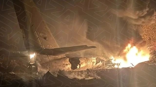 Появились кадры падения горящего военного самолета в Амурской области