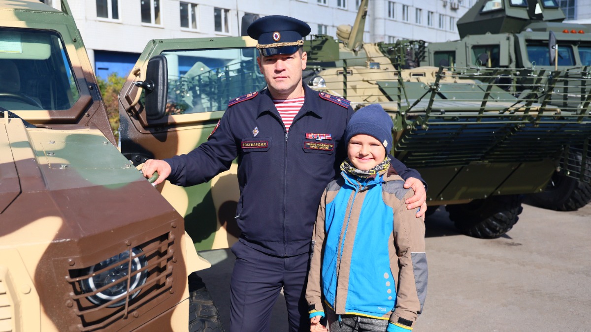 29 сентября. Врио начальника отдела боевого обеспечения Виталий Кожемякин с десятилетним сыном Никитой