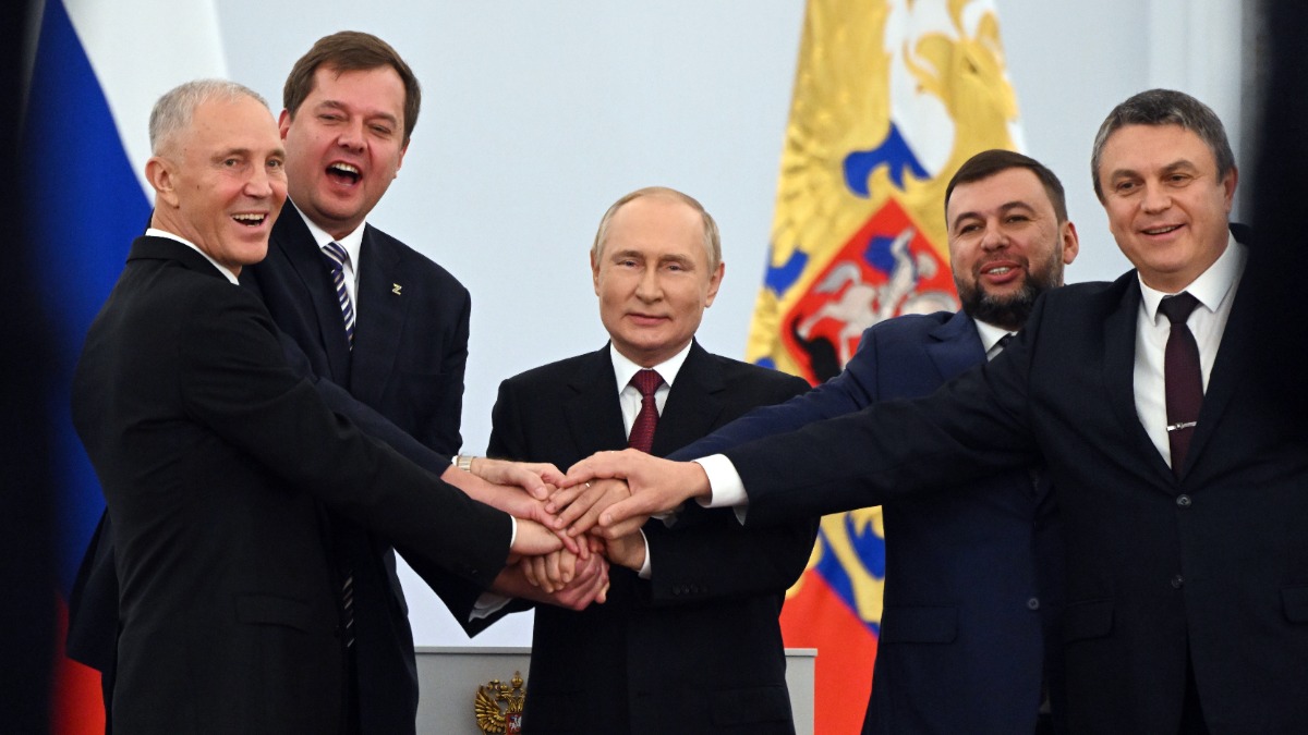 30 сентября 2022 года. Президент РФ Владимир Путин (в центре) после подписания договоров о вхождении в Российскую Федерацию Донецкой и Луганской народных республик, Запорожской и Херсонской областей в Георгиевском зале Большого Кремлевского дворца. Слева направо: глава администрации Херсонской области Владимир Сальдо, глава администрации Запорожской области Евгений Балицкий, глава ДНР Денис Пушилин и глава ЛНР Леонид Пасечник