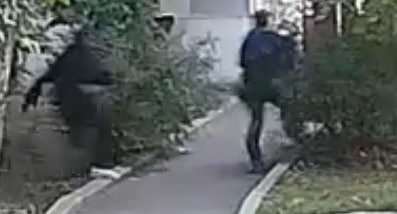 Мужчина ограбил прохожего в центре Москвы: видео