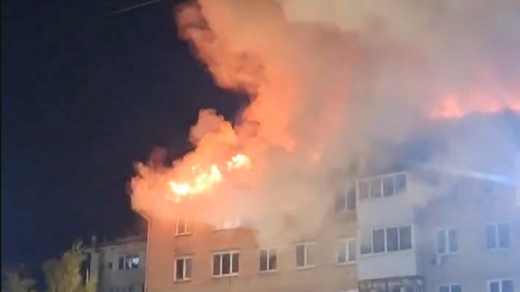 Пожар охватил крышу пятиэтажного дома в Новокуйбышевске, жильцов эвакуировали