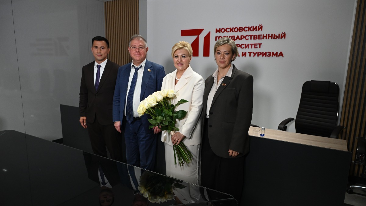 30 сентября. Олимпийский чемпион Роман Власов, председатель Попечительского совета МГУСиТ Степан Орлов, ректор МГУСиТ Наталья Масягина и член Попечительского совета, выпускница МГУСиТ Ольга Зайцева на праздновании юбилея университета