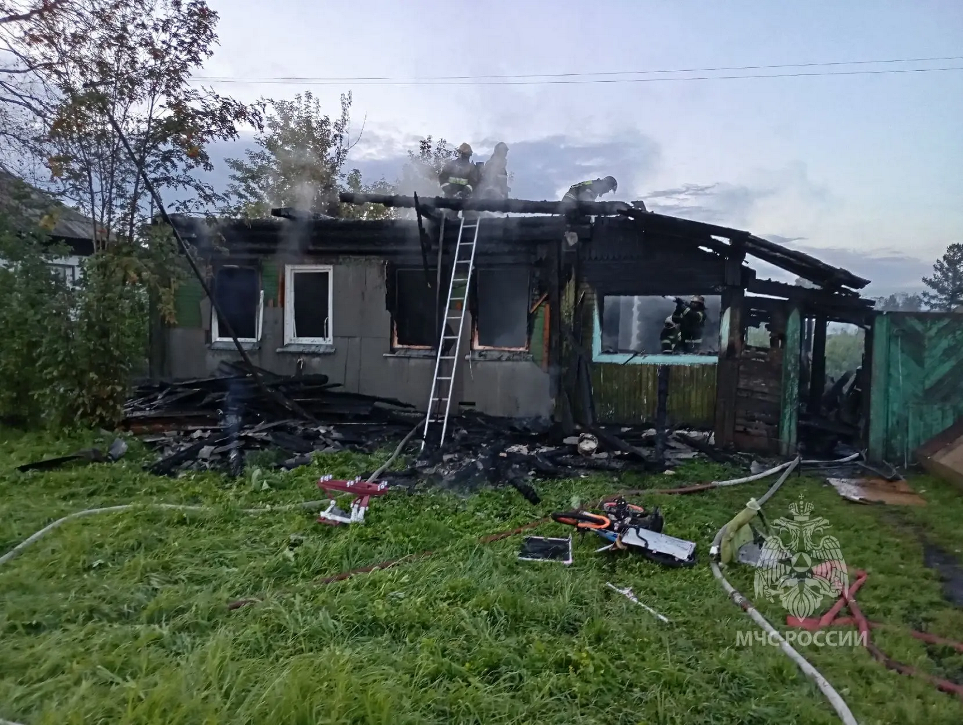 Двухлетний мальчик погиб в пожаре в Красноярском крае, его пыталась спасти бабушка 