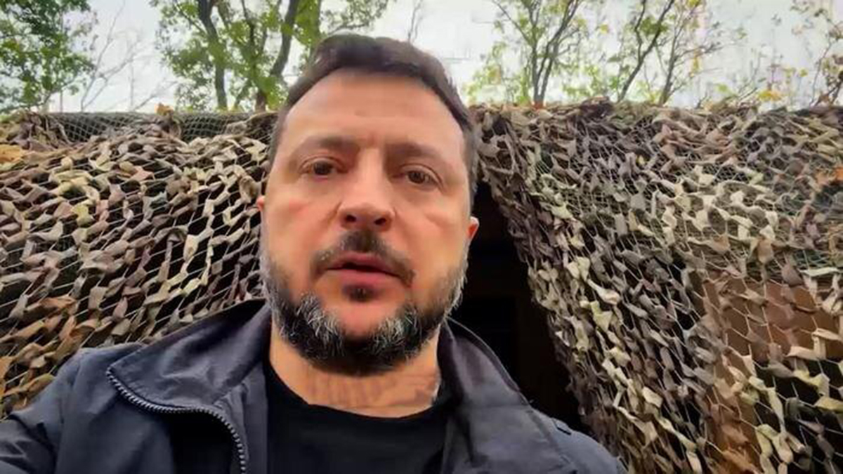 Зеленский записал видеообращение из оборудованного укрытия на фронте