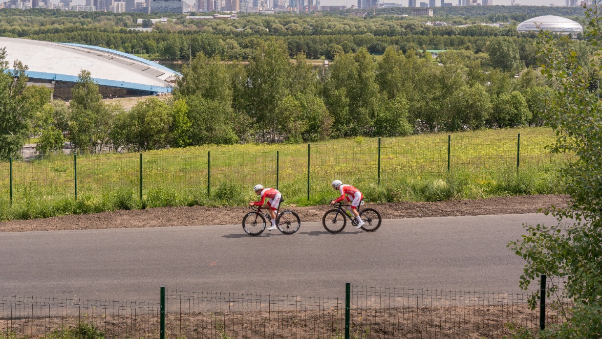 Более 300 спортсменов сборной Москвы по велоспорту тренируются в парке «Крылатские холмы»