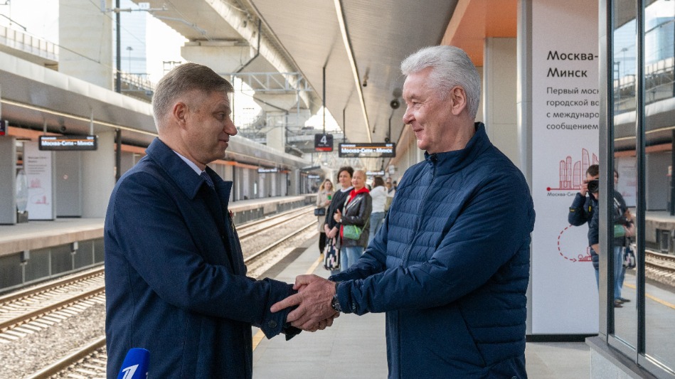 1 октября. Мэр Москвы Сергей Собянин и генеральный директор РЖД Олег Белозеров на новом городском вокзале «Москва-Сити» открыли первую в России платформу международного сообщения